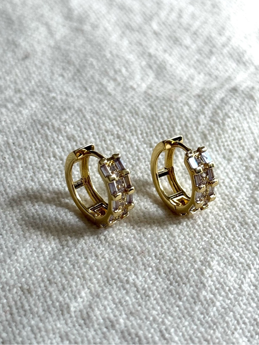 NEW! Gold plated Cubic Zirconia Huggie Hoop Earrings - Sparkling - Picture 2 of 4